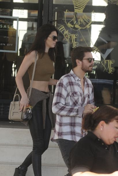 Scott paseaba de un lado para otro con la hermanastra de su mujer.