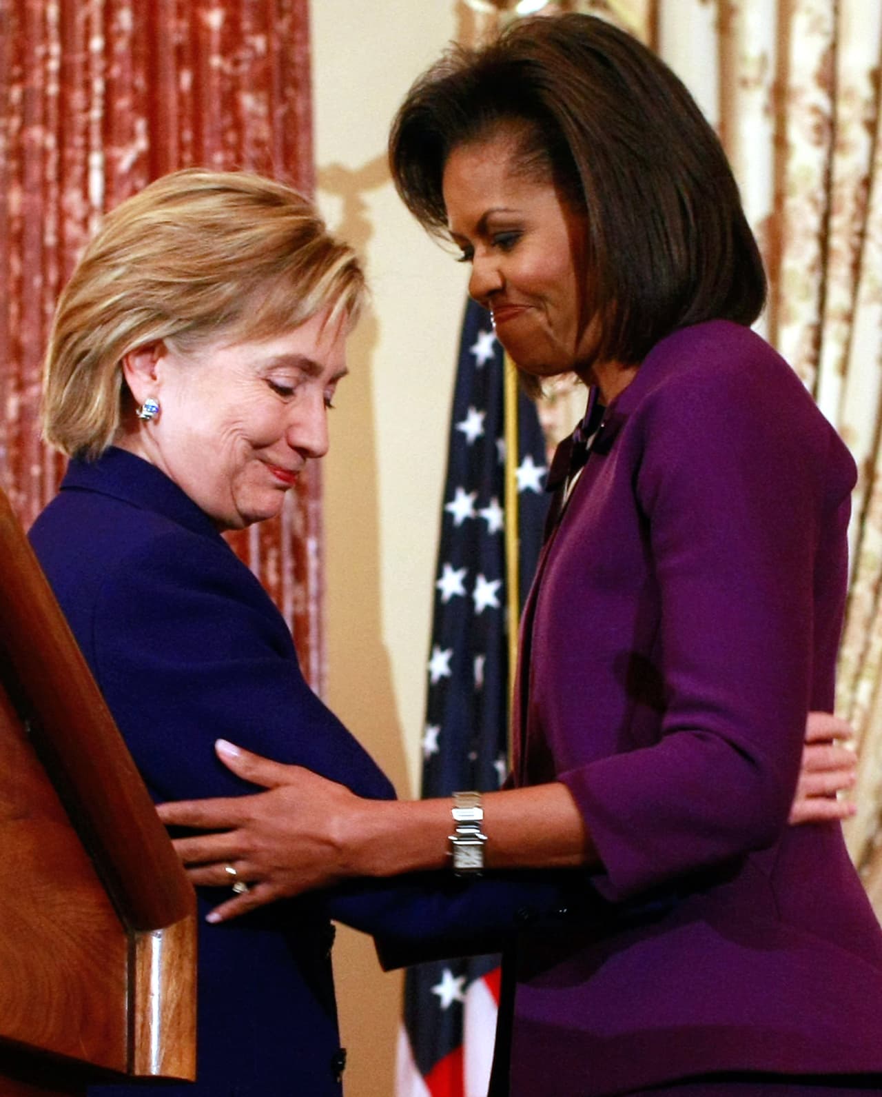 Como secretaria de Estado, Hillary Clinton mantuvo una relación de cordialidad con Michelle Obama. Así se saludaron en 2009 en la ceremonia de premiación del 'International Women of Courage'. Sin embargo, mucho se habló de que la primera dama nunca hubiera invitado a cenar a Hillary Clinton a la Casa Blanca.