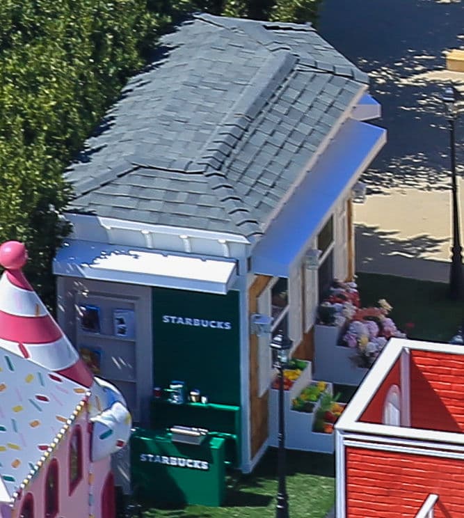 Si se les antoja alguna bebida o algún 'snack', pueden acudir a la versión mini del Starbucks al que tienen acceso.