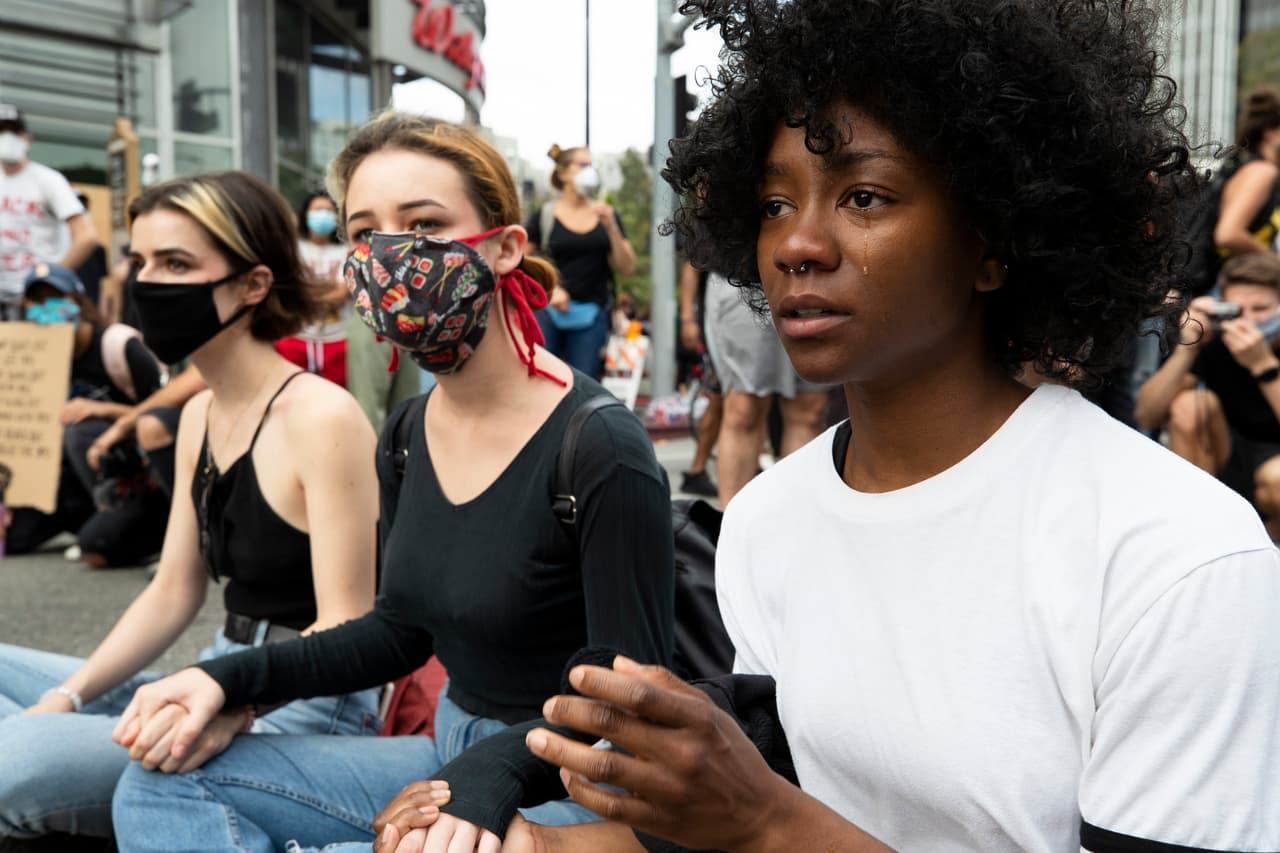 En un momento los manifestantes hicieron una sentada y se tomaron de las manos. Se vieron escenas de emoción como la de esta joven que lloró.