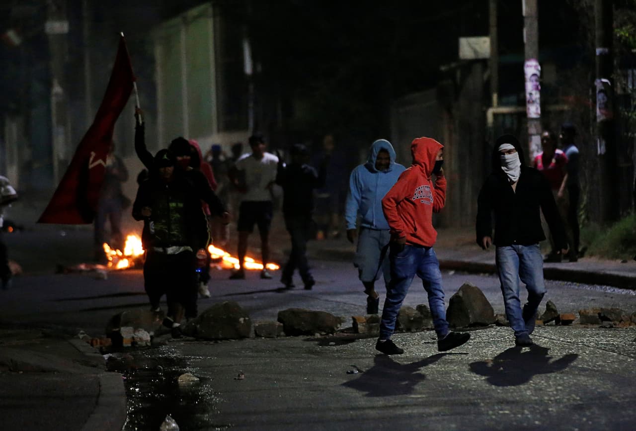 Otra imagen de las protestas en Tegucigalpa por el retraso de una semana en el conteo de los votos.