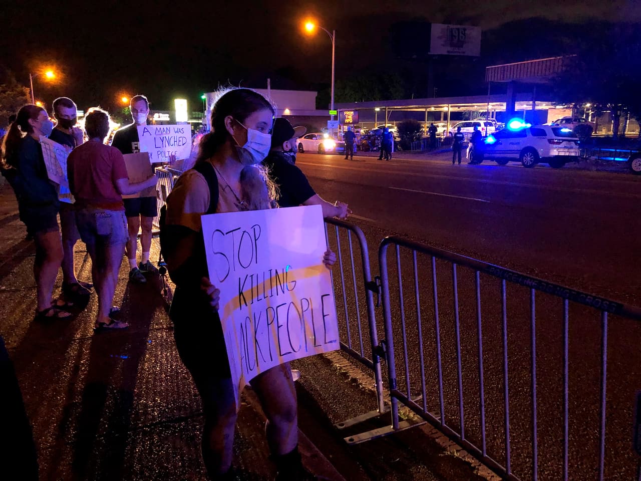 Un pequeño grupo de manifestantes concentrándose este jueves frente al precinto policial en Memphis.