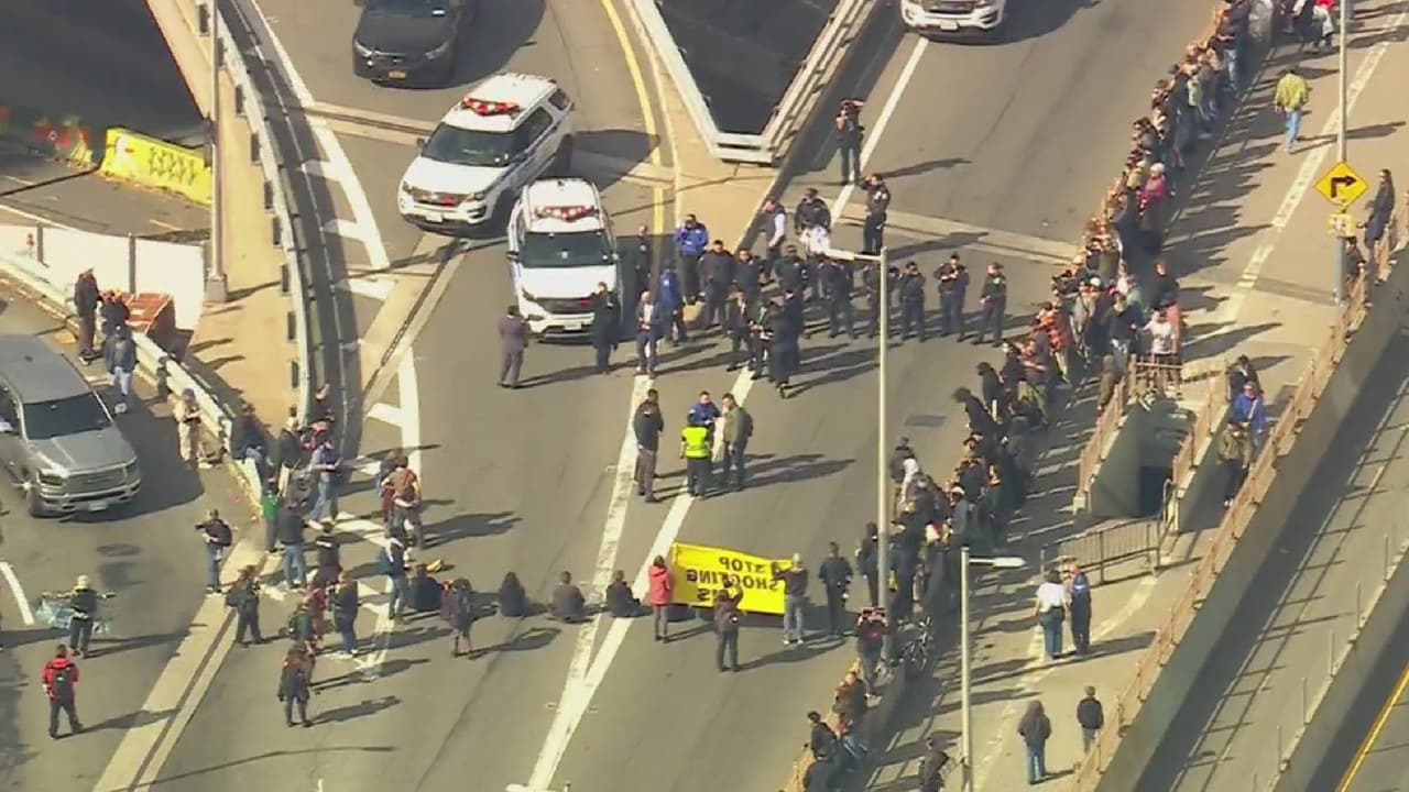 Manifestantes bloquean el puente de Brooklyn en protesta contra ICE en Nueva York