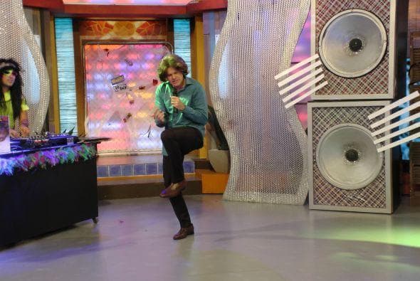 Los conductores tuvieron la oportunidad de disfrazarse de su artista favorito de esa década, por lo que Alan se transformó en Emmanuel y llegó cantando 'Toda la vida'.