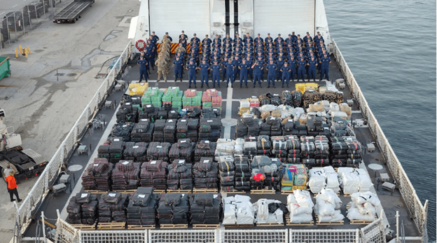 Guardacostas de Estados Unidos exhiben cocaína confiscada en el marco de la Operación Víbora del Pacífico en agosto de 2025.
<br>