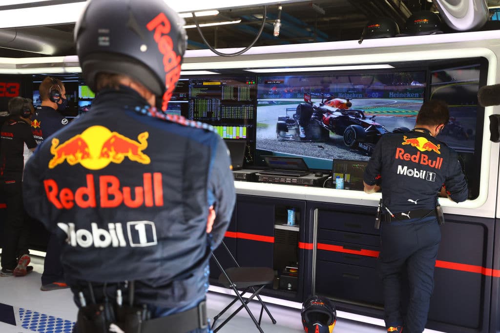 Daniel Ricciardo se lleva el Gran Premio de Italia y, en segundo lugar llegó su compañero Lando Norris, dandole a McLaren el uno dos en el podio. Max Verstappen y Lewis Hamilton tuvieron un incidente al inicio de la carrera, dejándolos fuera, mientras que Sergio Pérez llegó en tercer lugar pero tras una penalización, cayó a la quinta posición.