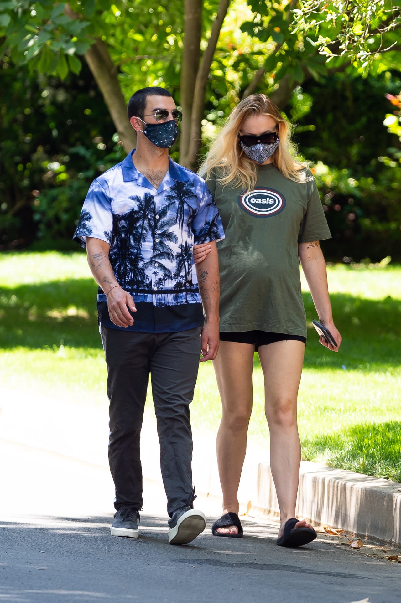 Desde entonces la famosa pareja sale a caminar utilizando cubrebocas, siguiendo las recomendaciones de las autoridades sobre la pandemia de coronavirus.