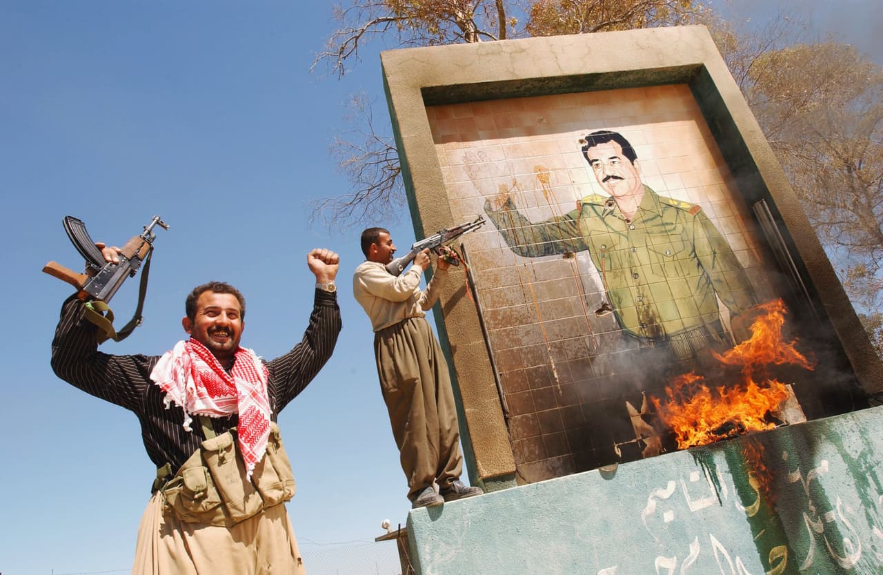 <b>EEUU exige una zona autónoma kurda en Irak.</b> Aunque EEUU no apoyó directamente a los kurdos contra Hussein, mantuvo una zona de exclusión de vuelos sobre el norte de Irak que ayudó a asegurar cierto grado de autonomía kurda.
<a href="https://www.univision.com/noticias/ataques/operacion-libertad-iraqui-la-invasion-en-busca-de-unas-armas-de-destruccion-masiva-que-saddam-hussein-no-tenia-fotos">Tras la caída de Hussein en 2003</a>, Washington se aseguró de que la nueva Constitución de Irak consagrara esa zona autónoma. En la fotografía, combatientes iraquíes kurdos celebran la toma de la ciudad norteña de Kirkuk en abril de 2003 y destruyen un mural de Saddam Hussein.