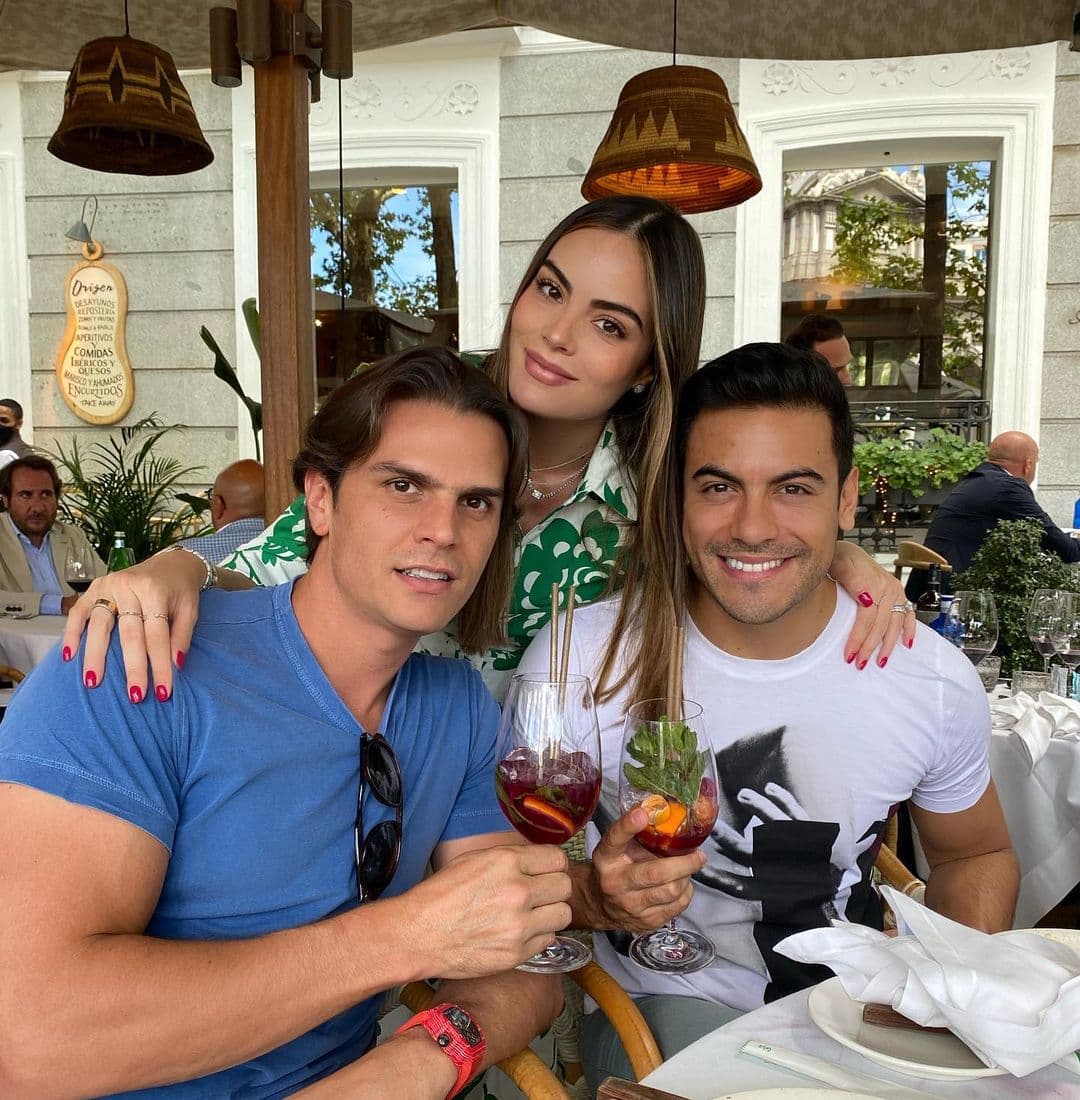 Este viaje también les ha permitido reencontrarse con amigos. En su estadía por España coincidieron con el cantante Carlos Rivera.