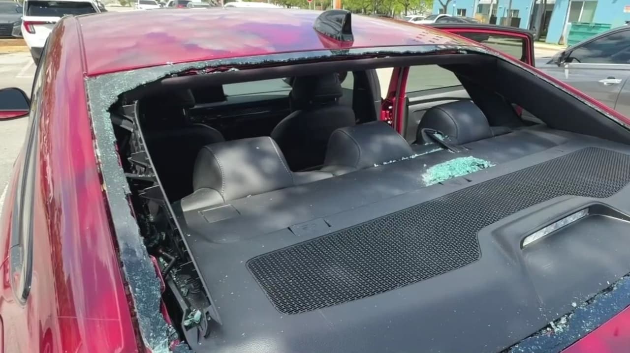 Vandalizan varios autos en condominio The Villages