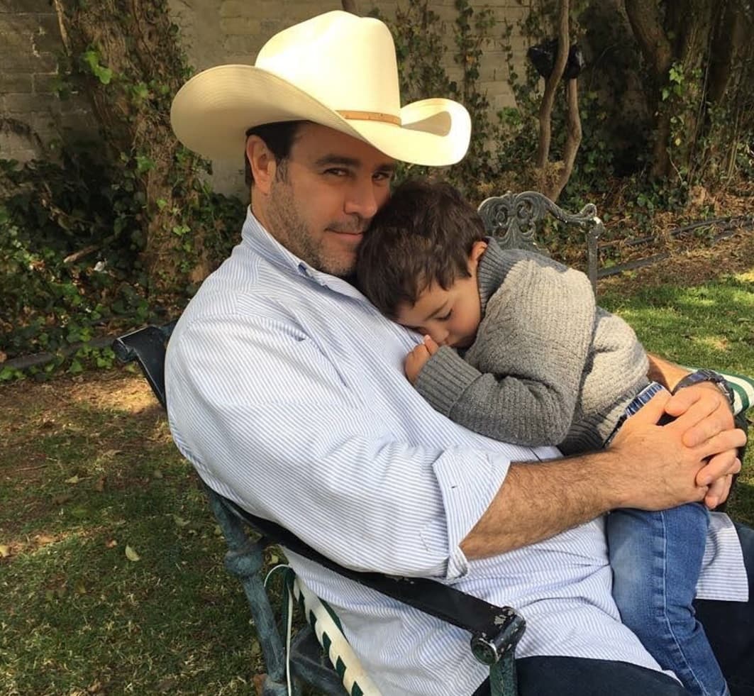 Manuel el otro pequeñín es más apegado a su papá Eduardo Capetillo.