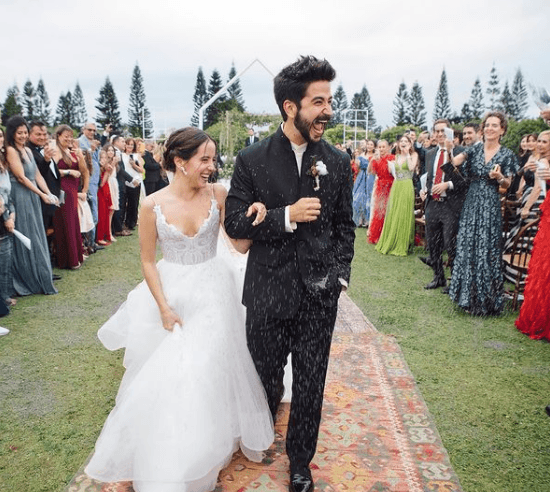 Con el tema musical ‘Indigo’ que tiene imágenes tiernas y momentos inolvidables, Evaluna y Camilo dan la bienvenida a la nueva etapa como papás. Otras canciones que han realizado juntos son: ‘Vida de rico’, ‘Machu Picchu’ y ‘Por primera vez’.