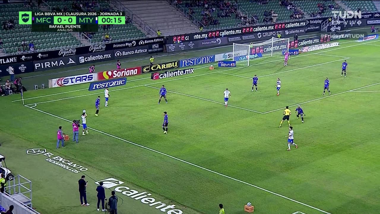 Arranca el partido y la pelota está en juego.