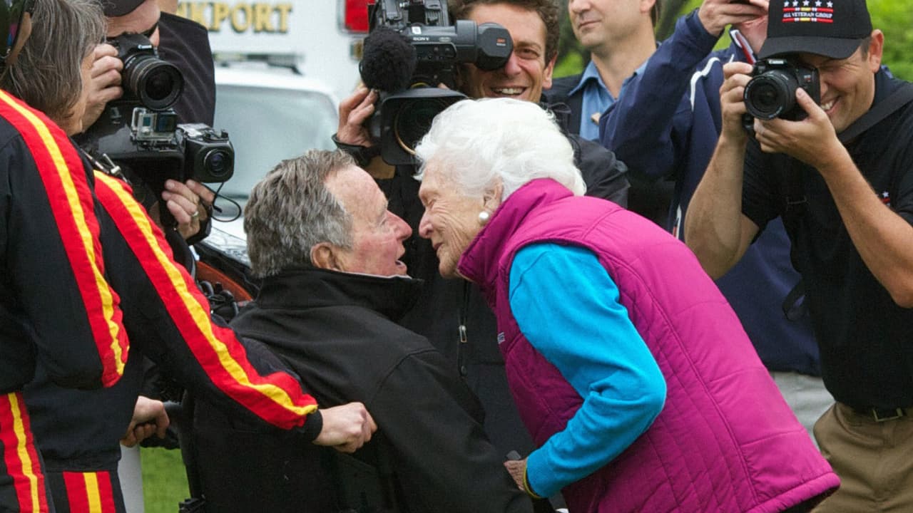 ¿Por qué es común que parejas que comparten durante décadas, como George y Barbara Bush, mueran en fechas cercanas?