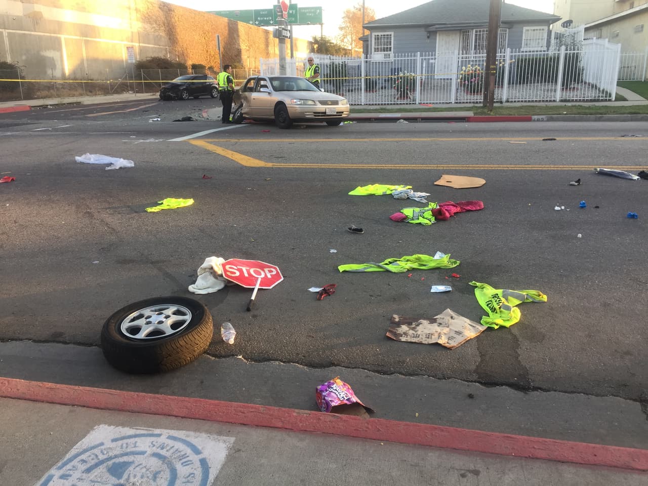 Restos regados en la calle tras el choque de dos automóviles.