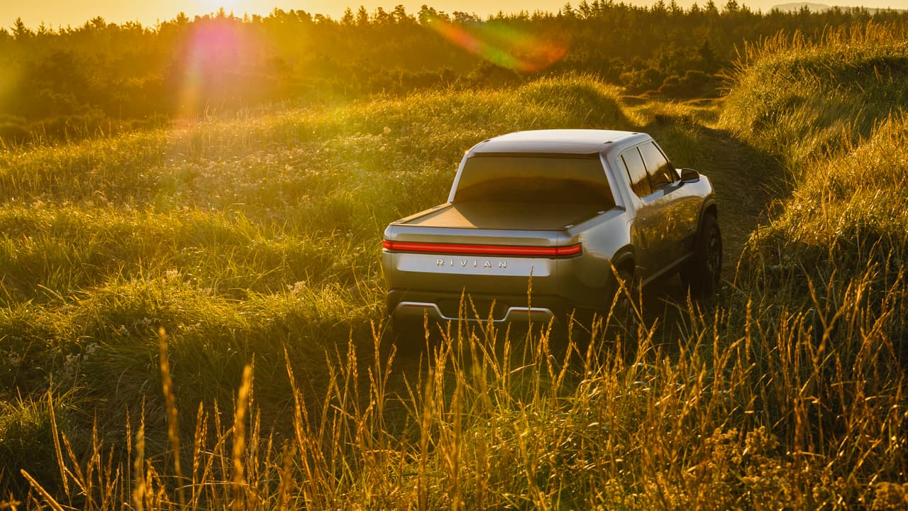 Nuestra favorita de los dos modelos fue la 
<b>pickup R1T </b>por la manera como soluciona muchos de los problemas que presentan esta tipo de vehículos como por ejemplo su versátil compuerta trasera que puede abrirse hasta 
<b>en 180 grados</b>, y no los típicos 90 grados de las pickups regulares. Ambos modelos están propulsados por 
<b>dos motores eléctricos</b> que generan cerca de 
<b>200 caballos de fuerza cada uno</b>, compitiendo muy cerca de T los modelos de Tesla en términos de performance. Rivian ya está aceptando ordenes, y espera entregar las primeras unidades de la R1T en 202, mientras que la R1S comenzará a ser distribuida en 2021. La pickup tendrá un precio inicial de 69,000 dólares mientras que el de la SUV será de 72,000. Ambos vehículos son elegibles para un incentivo fiscal de 7,500 dólares.