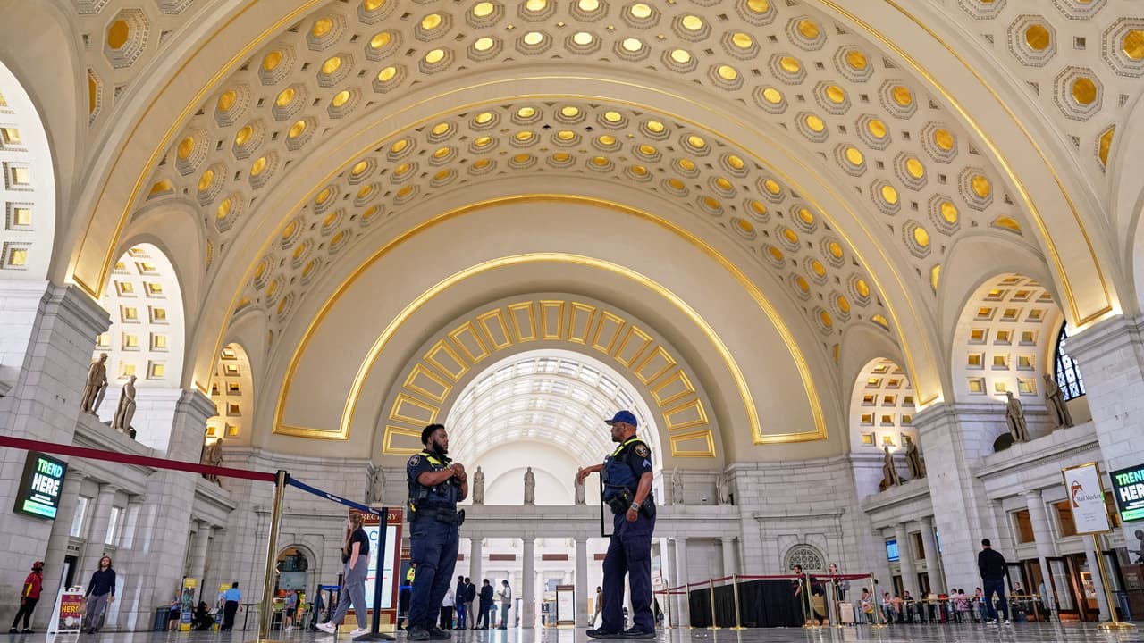 Agentes de la policía de Amtrak patrullan Union Station, el martes 26 de agosto de 2025, en Washington DC.
