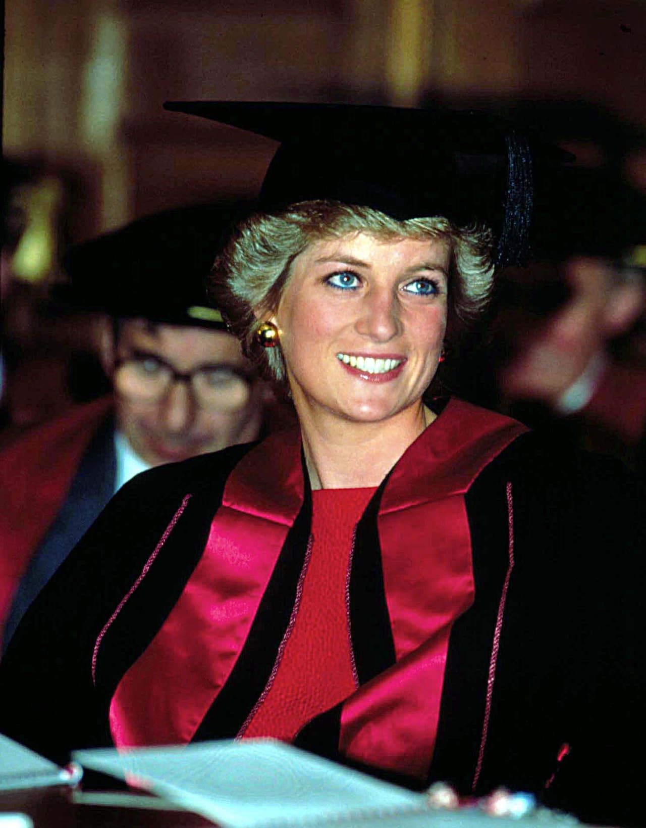 "No me gustaba a mí misma, estaba avergonzada de no poder lidiar con las presiones. Tuve bulimia por algunos años y esa es como una enfermedad secreta. Es un patrón repetitivo que es muy destructivo. Era un mecanismo de escape", describió la Princesa Diana.