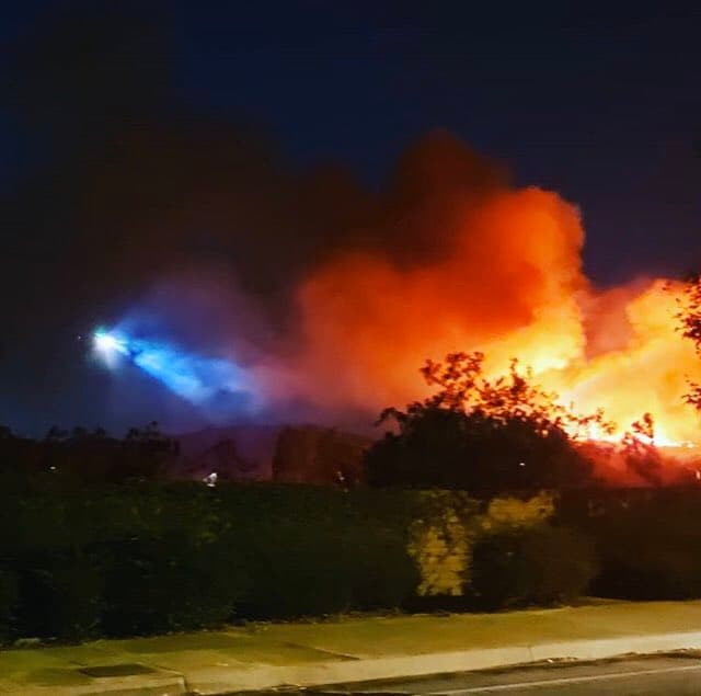 Incendio en Fullerton causa evacuaciones en el condado de Orange
