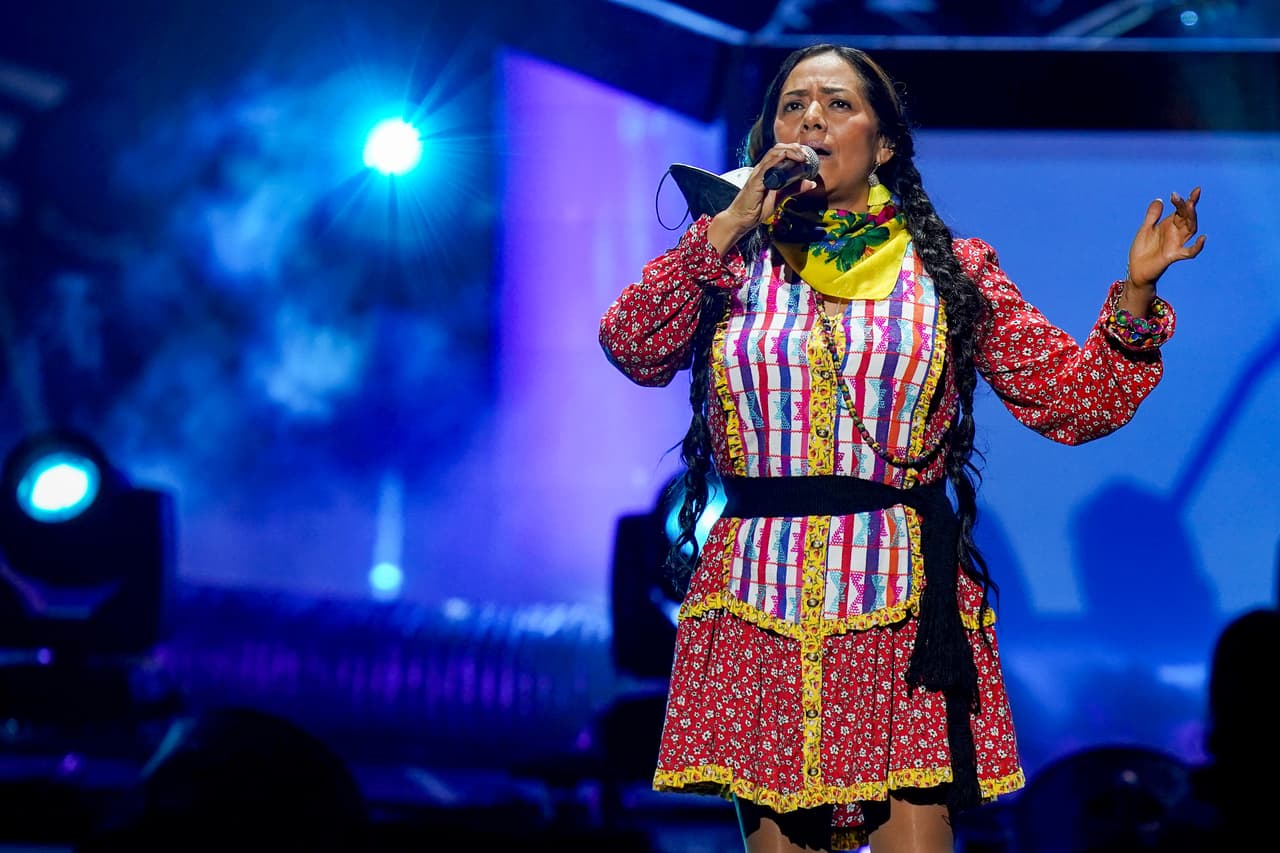 Lila Downs tiene todo listo para brindar al público un opening espectacular y no perdió detalle del escenario en el que rendirá homenaje al maestro Manzanero.