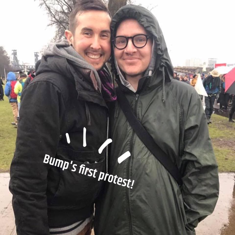 En una protesta, ya embarazado.