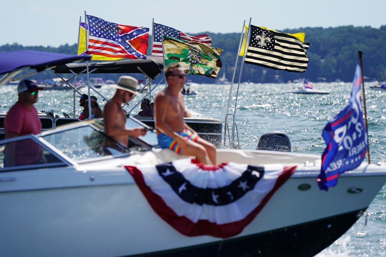 Muchos agitaron carteles de Trump o posaron con recortes de cartón del presidente mientras recorrían el lago desde aproximadamente las 11 a.m. hasta las 2 p.m.