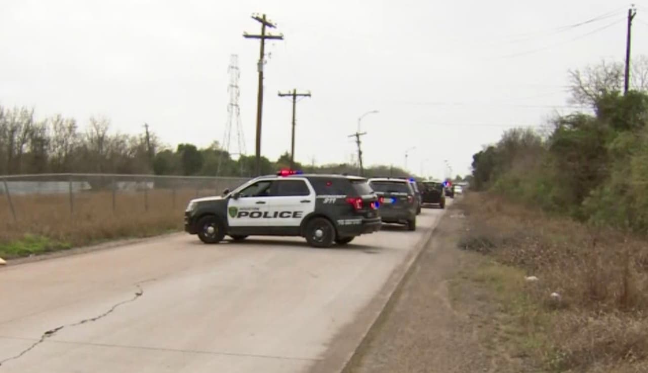 Reportan hallazgo del cuerpo de un hombre en una zanja al suroeste de Houston