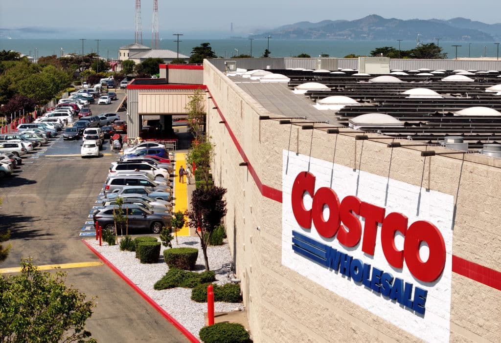 Por primera vez en 7 años,
<b><a href="https://www.univision.com/local/fresno-kftv/costco-mas-grande-del-mundo-podria-construirse-en-fresno" target="_blank">la cadena de almacenes Costco</a></b> aumenta el precio de su membresía anual. Desde el 1 de septiembre de 2024, cerca de 52 millones de sus clientes tendrán que
<b>pagar entre $5 y $10 más</b> para tener acceso.