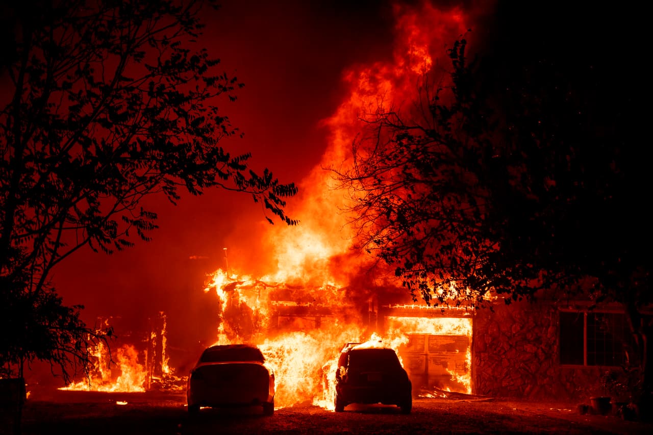 De acuerdo con CALFIRE, desde el 15 de agosto, los aproximadamente 12,000 rayos cayeron en la región propulsaron la propagación de las llamas.