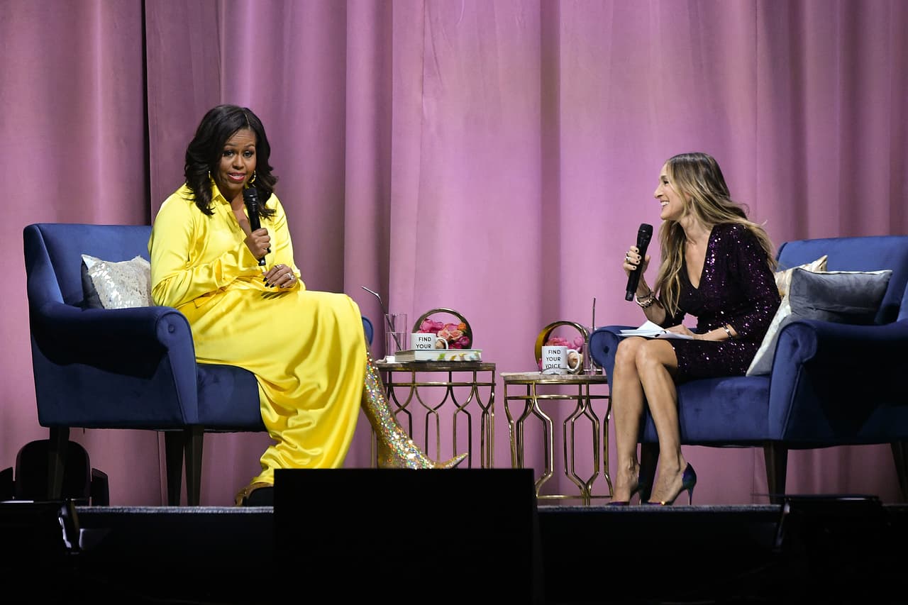 Mientras la actriz de 'Sex and the City' optó por un vestido de lentejuelas color morado y zapatillas del mismo tono, Michelle Obama desafío al frío de Nueva York al lucir este vestido de satín, tipo túnica.