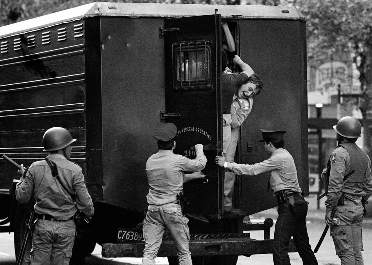 Civiles son arrestados durante una protesta del sindicato CGT contra la dictadura militar (1976-1983) el 30 de marzo de 1982. Foto de Getty Images.