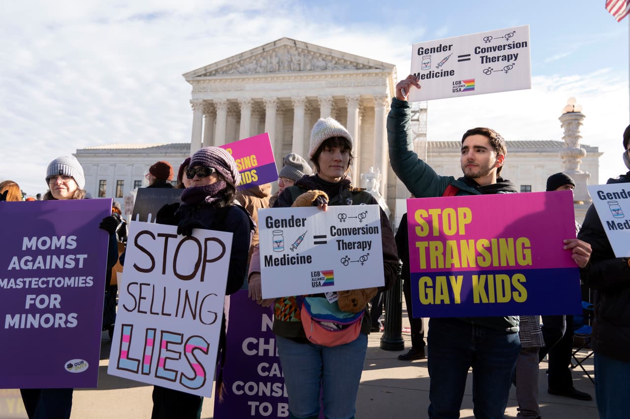 Lo que hay que saber sobre los acuerdos entre hospitales y la administración Trump para evitar tratar a jóvenes transgénero