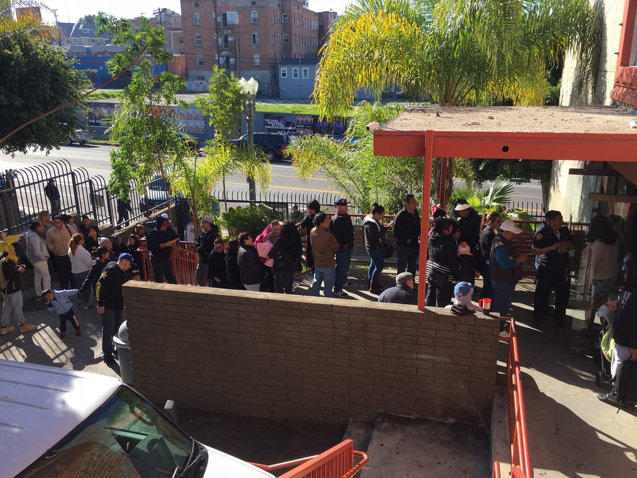 Los migrantes llegan a CARECEN desde las 4 de la madrugada, cinco horas antes de que inicien las asesorías jurídicas.