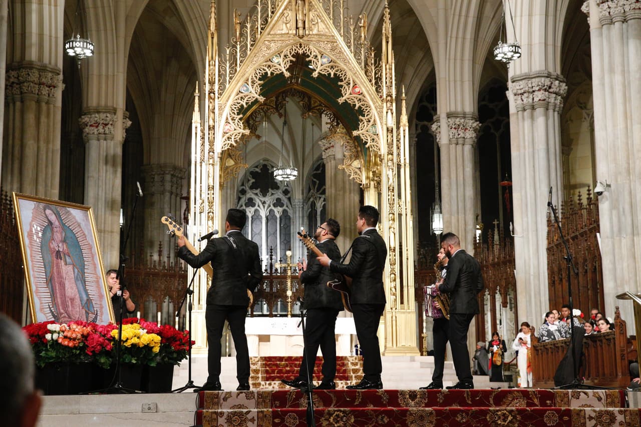 Como cada año a la medianoche del 12 de diciembre un grupo de mariachis cantó ‘Las mañanitas’, una pieza folclórica mexicana, frente a la imagen de Guadalupe dentro de la basílica. Esta tradición marca el comienzo oficial de la celebración de día de Guadalupe.