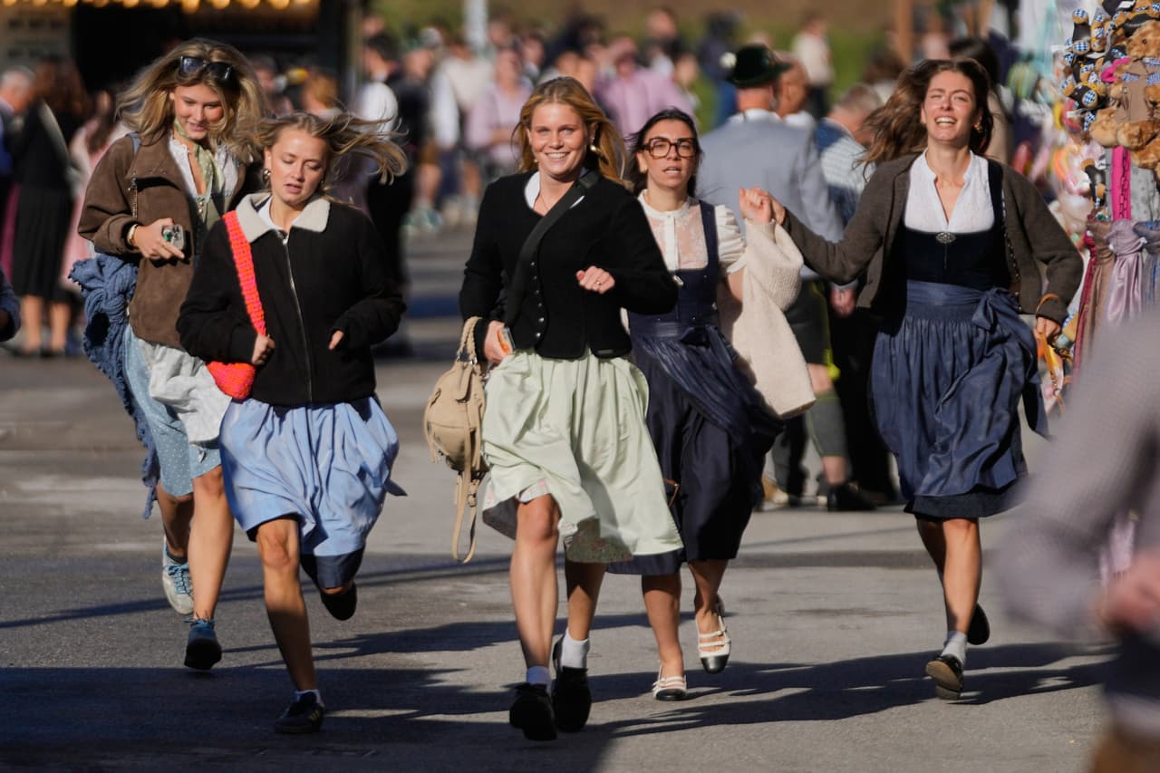 La gente corre para entrar al 191.º festival de la cerveza Oktoberfest en Múnich, Alemania, el sábado 19 de septiembre de 2026.