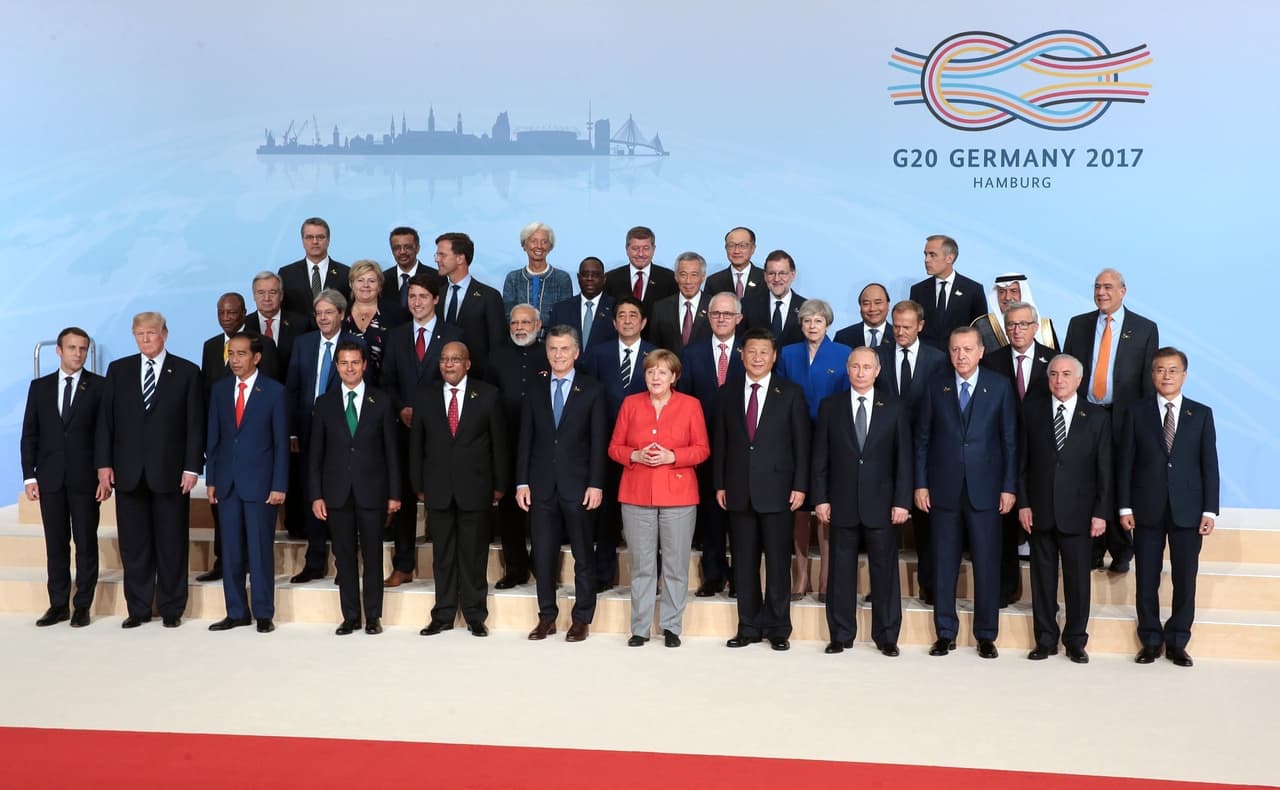 La fotografía oficial de la reunión, alrededor de la anfitriona Ángela Merkel, los 20 mandatarios de los países con las economías más grandes del planeta. Donald Trump abajo y a la izquierda, junto al presidente de Francia, Emmanuel Macron.