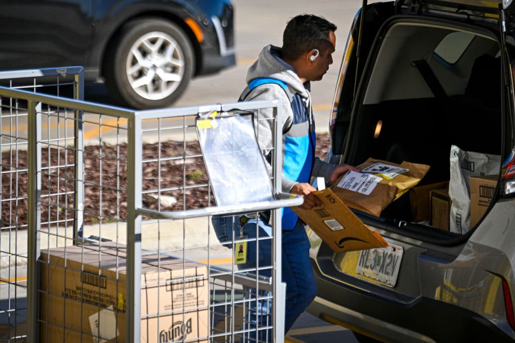 Los múltiples paquetes recogidos en el centro de cumplimiento de 
<b><a href="https://www.univision.com/noticias/trabajadores-de-amazon-se-declaran-en-huelga-en-black-friday-esto-puede-pasar-con-tus-compras-video" target="_blank">Amazon</a></b>, en Orlando, Florida, este 2 de diciembre, parecerían confirmar los estimados de ventas para este 
<b>Cyber Monday o Ciberlunes</b>, como se le conoce desde 2005 al
<b> día de compras en internet</b> más grande del año.