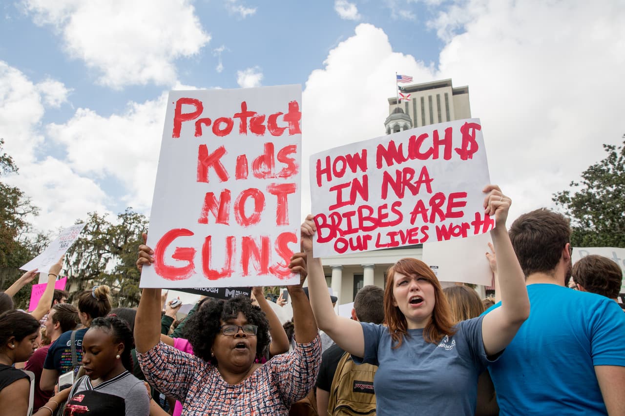 Madres y activistas acompañaron a los estudiantes que manifestaron frente al Capitolio de Florida. “Protejan a los niños no a las armas” y “cuánto dinero en sobornos de la NRA (siglas en inglés de la Asociación Nacional del Rifle) vale nuestras vidas”, se lee en los carteles escritos en inglés que llevan las manifestantes.