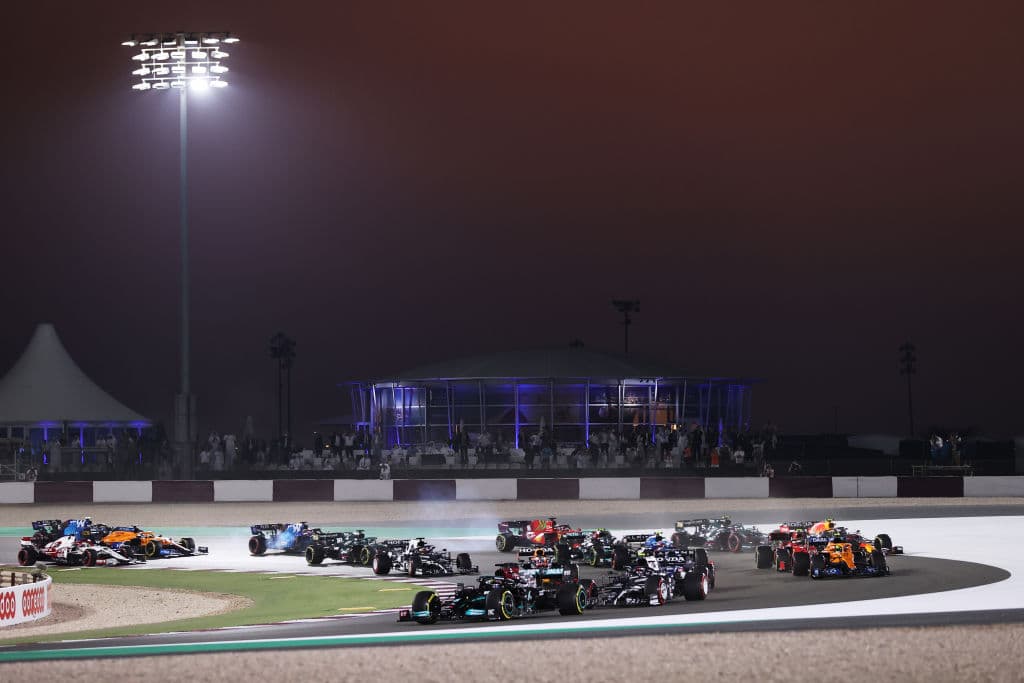 Lewis Hamilton y Mercedes Benz se llevan el Gran Premio de Qatar. El piloto británico logra superarlos y quedarse en la primera posición y por buen tiempo, seguido de Max Verstappen de Red Bull y, en esta ocasión, el español Fernando Alonso le rebató el tercer lugar a Sergio Pérez, quien se vio forzado a hacer doble parada y perder podio.