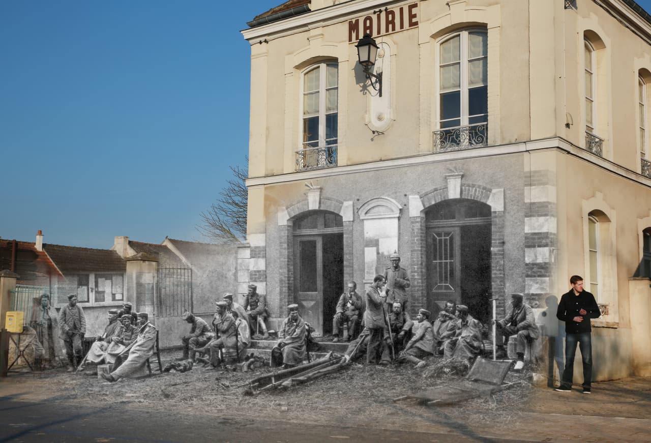 <b>Varedes, Francia (1914-2014). </b>Esta composición fotográfica combina dos fotos de la misma fachada de un edificio en Varedes, Francia. En la foto antigua un grupo de soldados alemanes toman un descanso durante una batalla. La segunda muestra una escena cotidiana 100 años después.