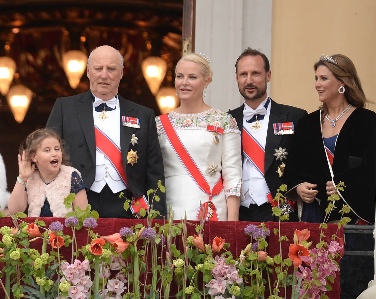 Märtha Louise ha sido objeto en su país de un escrutinio público a partir de la relación que tiene con el chamán. La situación de su vida privada pasó a ser aún más compleja cuando su exesposo y padre de sus tres hijas, 
<b><a href="https://www.univision.com/famosos/tu-familia-lucho-por-ti-el-mensaje-de-la-princesa-martha-louise-a-su-ex-ari-behn-el-dia-de-su-funeral-fotos" target="_blank">Ari Behn, se suicidó en la Navidad de 2019</a></b>, pocas horas después de que la familia real noruega acudió a la misa tradicional que celebran en esa fecha.
<br>