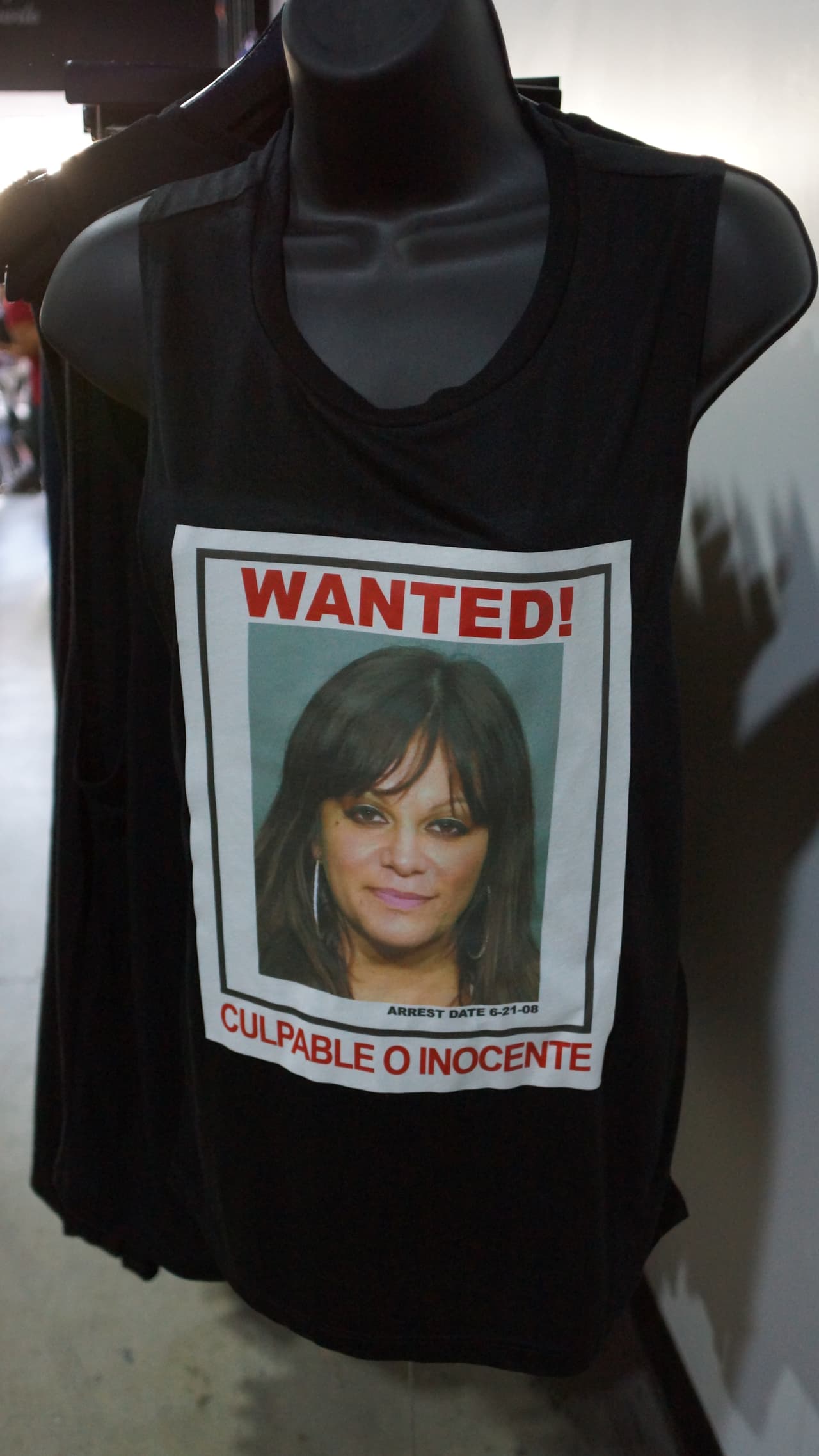 'Se busca, culpable o inocente', algunas de lasplayeras en honor a Jenni.