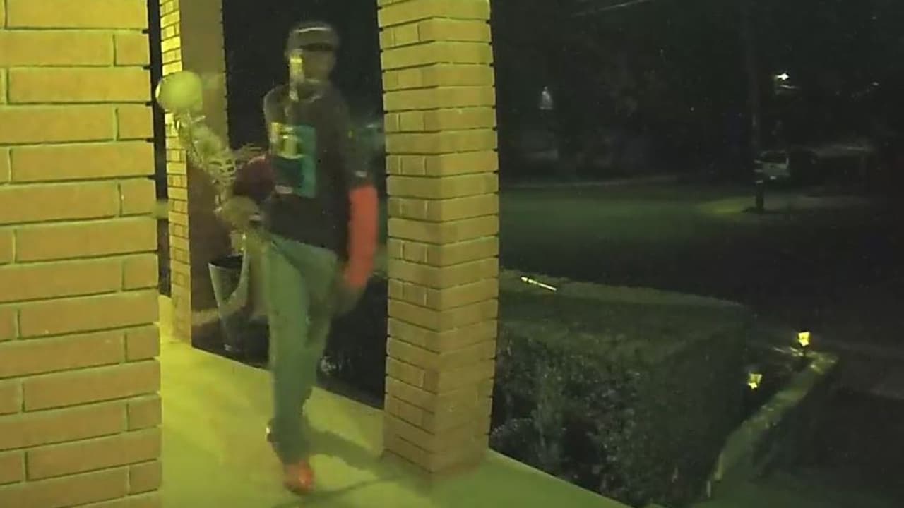 La policía de Pittsburg busca al sospechoso de una serie de robos de decoración de Halloween en residencias. Ayuda a identificarlo si tienes información relevante.