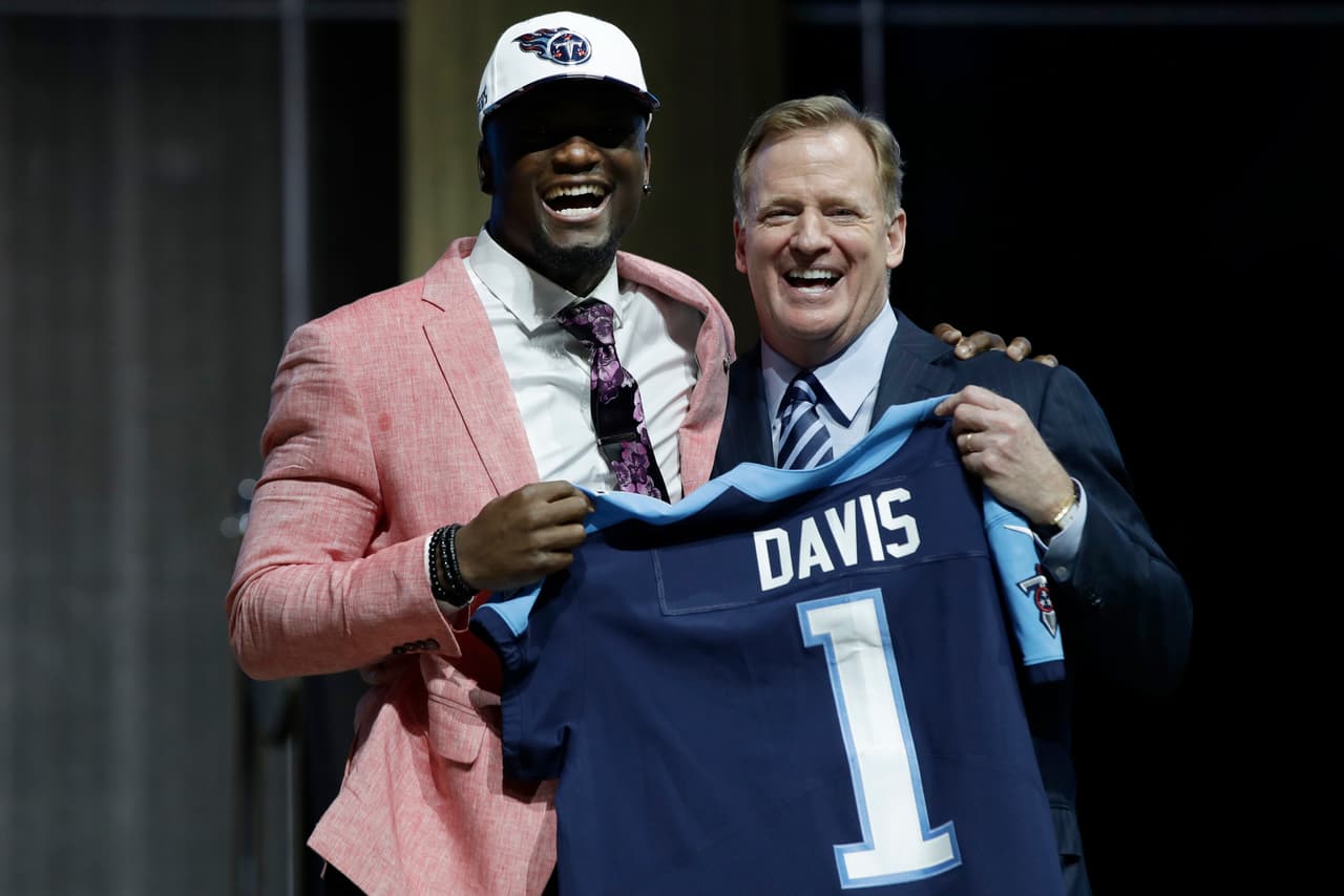 <b>5 COREY DAVIS | WR Tennessee Titans</b>
<br>Universidad: Western Michigan
<br>Estatura: 6’3’’
<br>Peso: 208 libras
<br>
<br>Destacar: Titular cuatro años y el líder en FBS en yardas recibidas con 5,285 en su carrera.
<br>
<br>Resumen: Un playmaker en toda la extensión de la palabra que tiene que demostrar que puede tratar constantemente con esquineros en el cuerpo a cuerpo.
<br>
<br>Conclusión: El jugador tomado más alto en la historia de Western Michigan.