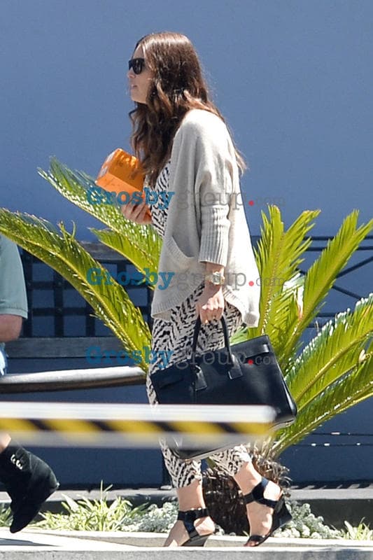 Jessica Biel cambió los diminutos bolsos por unos en donde entren bastantes pañales.