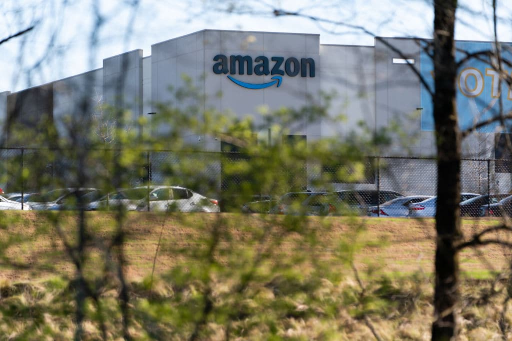 <b>2. Amazon,</b> en Bessemer, Alabama, y en todo el país: seis trabajadores murieron en 2021 en el mega almacén de Bessemer, Alabama. Según denunciaron compañeros, algunos se desplomaron mientras trabajaban. En general, la tasa de trabajadores lesionados en Amazon es más del doble de la media en el sector.