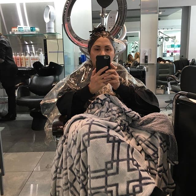 Incluso, ha compartido con sus seguidores imágenes donde se está dando una manita de gato, pero irónicamente aparece sin maquillaje.