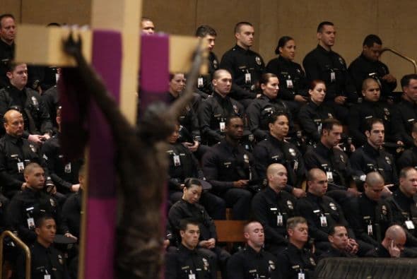 Familiares, amigos y miles de oficiales de distintas fuerzas de seguridad local ofrecieron sentido velatorio oficial Nicholas Lee, con el oficio del Arzobispo José Gómez en la sede de Nuestra Señora de Los Ángeles. Los restos del oficial de entrenamiento serán sepultados hoy en el cementerio Forest Lawn Memorial en la ciudad de Glendale. Detalles del trágico accidente que cobró la vida del respetado oficial aquí: Mira el reportaje completo aquí.