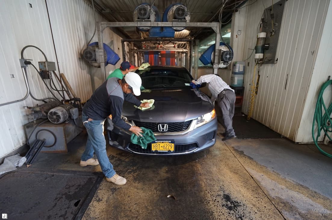 Lavacoches de NYC firman un contrato que les garantiza atención médica y vacaciones 