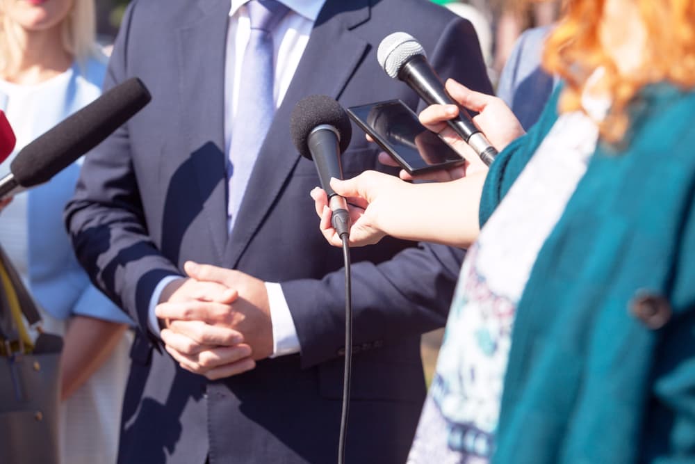 Como un Aries suele ser carismático, seguro de sí mismo, directo e ingenioso, no tendrá problemas en relacionarse con otras personas y surgir con soluciones a crisis de empresas o manejar clientes que necesiten mejorar su imagen pública.